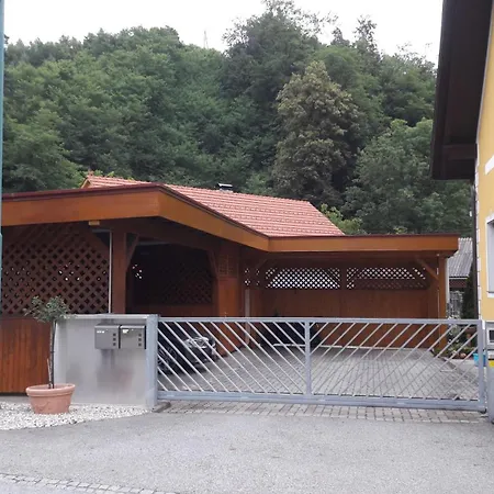 Lauras - Radfahren, Wandern, Garten, Pool & Wein Suedsteiermark Apartment *
